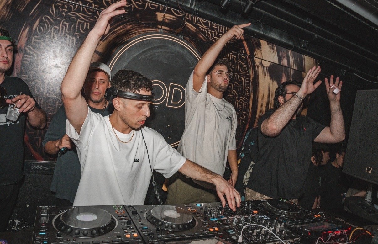 VAYZE at MODE with crew