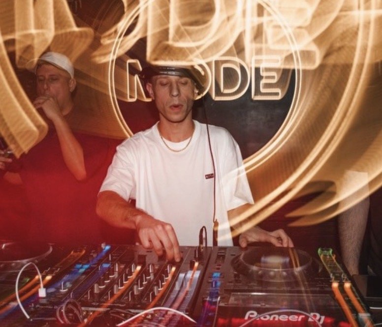 VAYZE at MODE